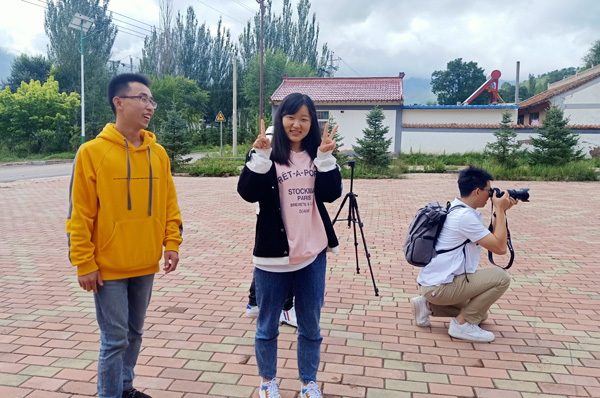 08大学生们在为董庄村的老人、孩子们拍照.jpg